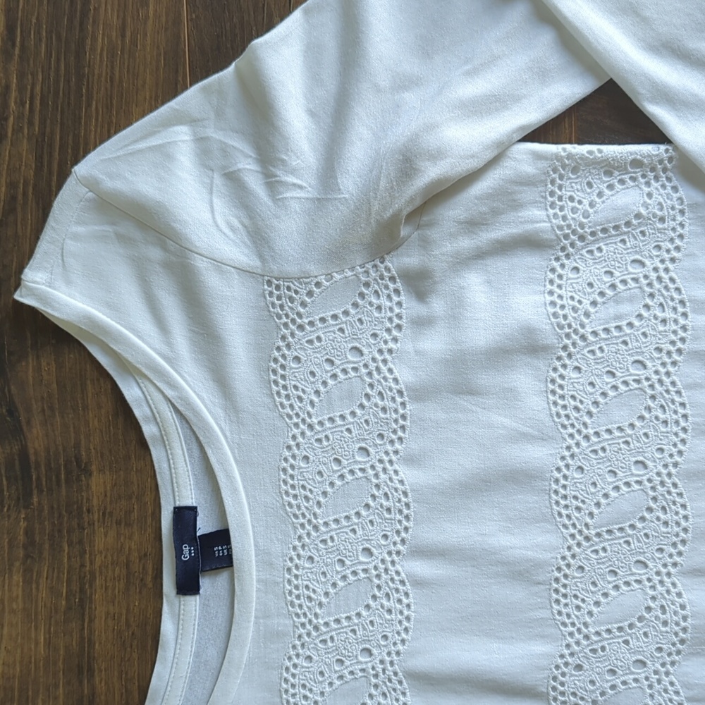 Gap Lace Eyelet Front Top - Picture 5 of 17